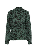 Langärmliges Oberteil aus grüner Stoff mit einem schwarzen abstrakten Muster, featuring einem hohen gerafften Ausschnitt und engen Bündchen. Glatte Textur.