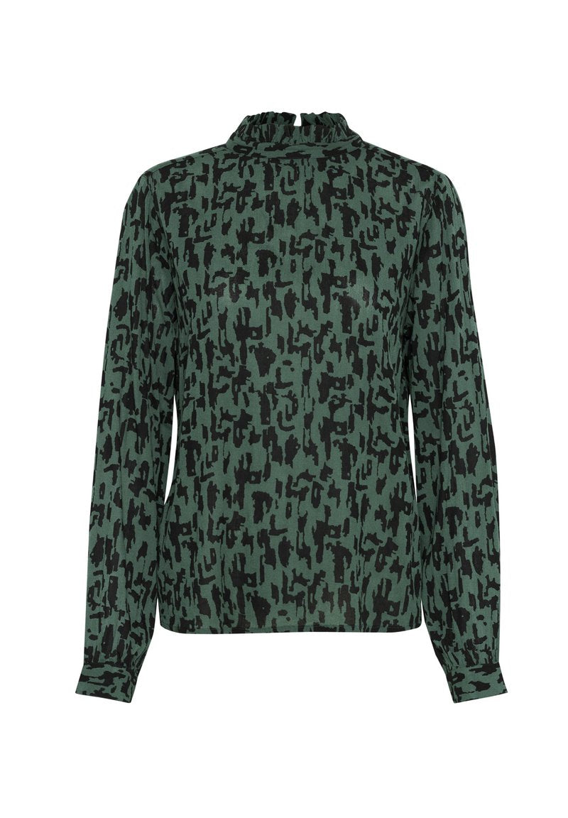 Langärmliges Oberteil aus grüner Stoff mit einem schwarzen abstrakten Muster, featuring einem hohen gerafften Ausschnitt und engen Bündchen. Glatte Textur.