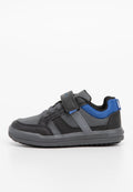 Schwarz-grauer Sport Schuh mit blauen Akzenten, strukturiertem Material, verstellbarem Riemen und Gummisohle mit Rillen für besseren Halt.