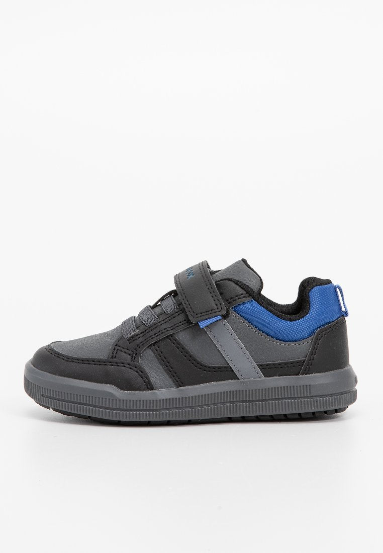 Schwarz-grauer Sport Schuh mit blauen Akzenten, strukturiertem Material, verstellbarem Riemen und Gummisohle mit Rillen für besseren Halt.