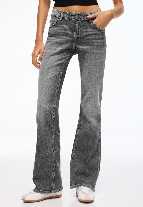 Bershka LOW-RISE SLIM FIT BOOT-CUT JEANS - JEANS - Bootcut jeans - grey