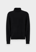 Schwarzer Rollkragenpullover aus Strickstoff. Verfügt über lange Ärmel sowie gerippte Bündchen und Saum. Einfaches, nahtloses Design ohne Muster.