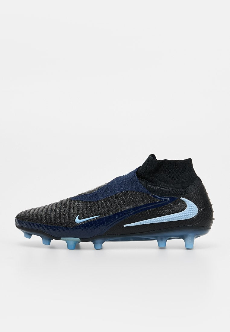 Schwarzer und marineblauer Fußballschuh mit hellblauen Nike-Swooshes, sockenähnlichem Knöchelkragen und geformten Stollen auf einer durchsichtigen blauen Sohle.