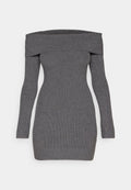 Graues schulterfreies, geripptes Strickkleid mit langen Ärmeln und figurbetonter Silhouette. Strukturiertes Material durchgehend, mit einem breiten gerippten Ausschnitt.