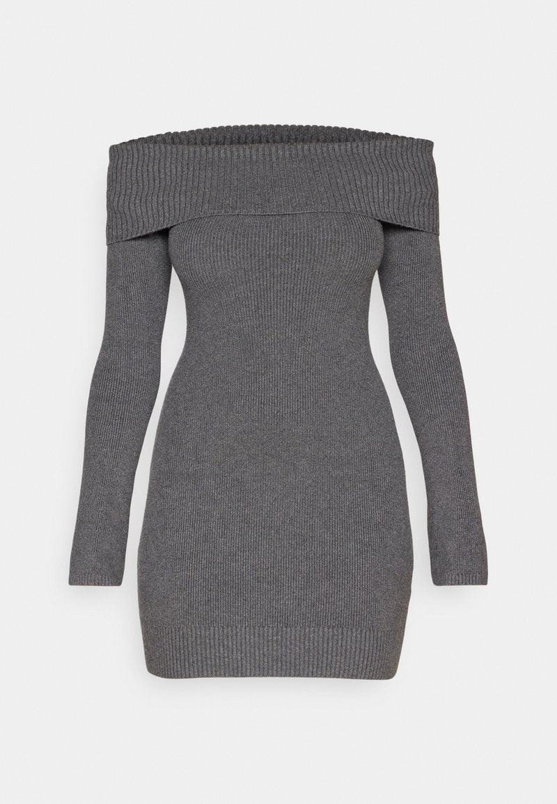 Graues schulterfreies, geripptes Strickkleid mit langen Ärmeln und figurbetonter Silhouette. Strukturiertes Material durchgehend, mit einem breiten gerippten Ausschnitt.