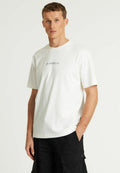 Weißes T-Shirt mit Rundhalsausschnitt, aus Baumwolle und mit kurzen Ärmeln. Besitzt einen subtilen grafischen Druck in Blau auf der Brust. Schlicht und lässig geschnitten.