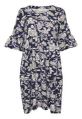 Blumenmusterkleid in Marineblau mit weißen und lavendelfarbenen Blumen. Kurze ausgestellte Ärmel, runder Ausschnitt und geraffte Taille für einen lockeren Sitz.