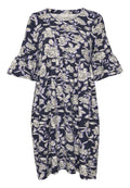 Blumenmusterkleid in Marineblau mit weißen und lavendelfarbenen Blumen. Kurze ausgestellte Ärmel, runder Ausschnitt und geraffte Taille für einen lockeren Sitz.