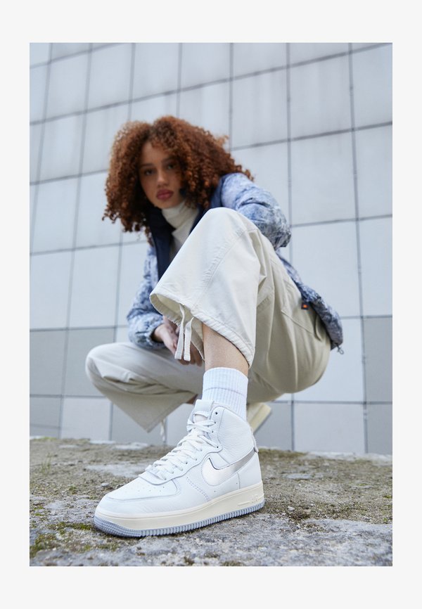 Nike Sportswear W AF1 STRAPLESS - High-top trainers - summit white/silver/coconut milk/wolf grey