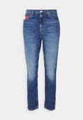 Gerade geschnittene blaue Denim-Jeans mit hoher Taille, vorderem Knopf- und Reißverschluss und einem kleinen Taschendetail mit roten und weißen Streifen.