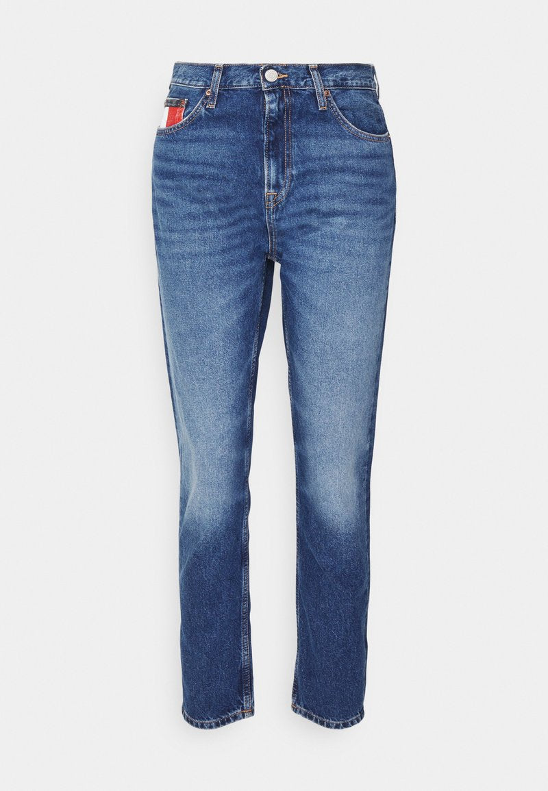 Gerade geschnittene blaue Denim-Jeans mit hoher Taille, vorderem Knopf- und Reißverschluss und einem kleinen Taschendetail mit roten und weißen Streifen.