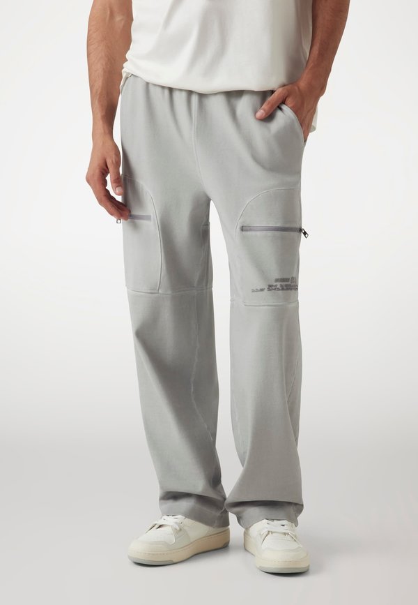 Guess WIDE - Tracksuit bottoms - hellgrau