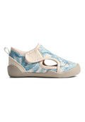 Leichter Kinderschuh mit blauem Blattmuster und beigen Akzenten. Verfügt über einen Klettverschluss und ein Ausschnittdesign für Atmungsaktivität.