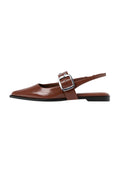 Braune Slingback-Flats mit spitzem Zehenbereich und glänzendem Finish, ausgestattet mit einem breiten Riemen und silberner Schnalle. Schwarze Sohle.