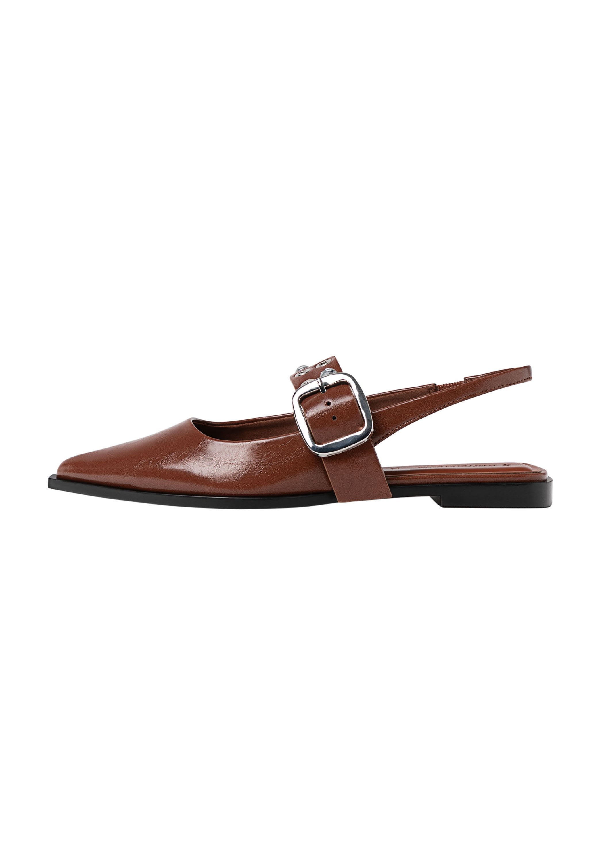 Braune Slingback-Flats mit spitzem Zehenbereich und glänzendem Finish, ausgestattet mit einem breiten Riemen und silberner Schnalle. Schwarze Sohle.