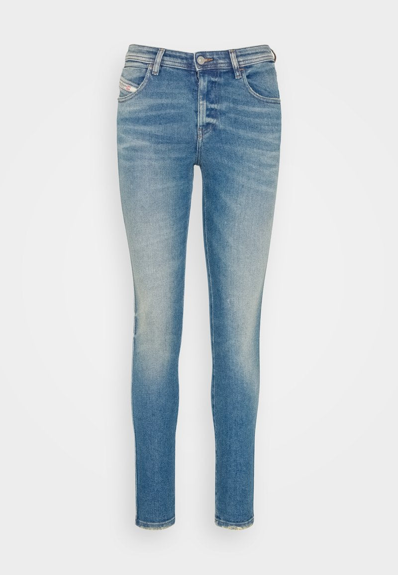 Helle blaue Jeans aus Denim, mit schmalem Schnitt, mittelhoher Taille und subtiler Ausbleichung. Keine sichtbaren Muster oder Verzierungen.