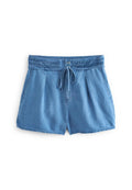 Denim-Shorts in einem hellblauen Farbton, mit gefälteltem Vorderteil, elastischem Bund mit geflochtenem Detail, Kordelzug und Seitentaschen.