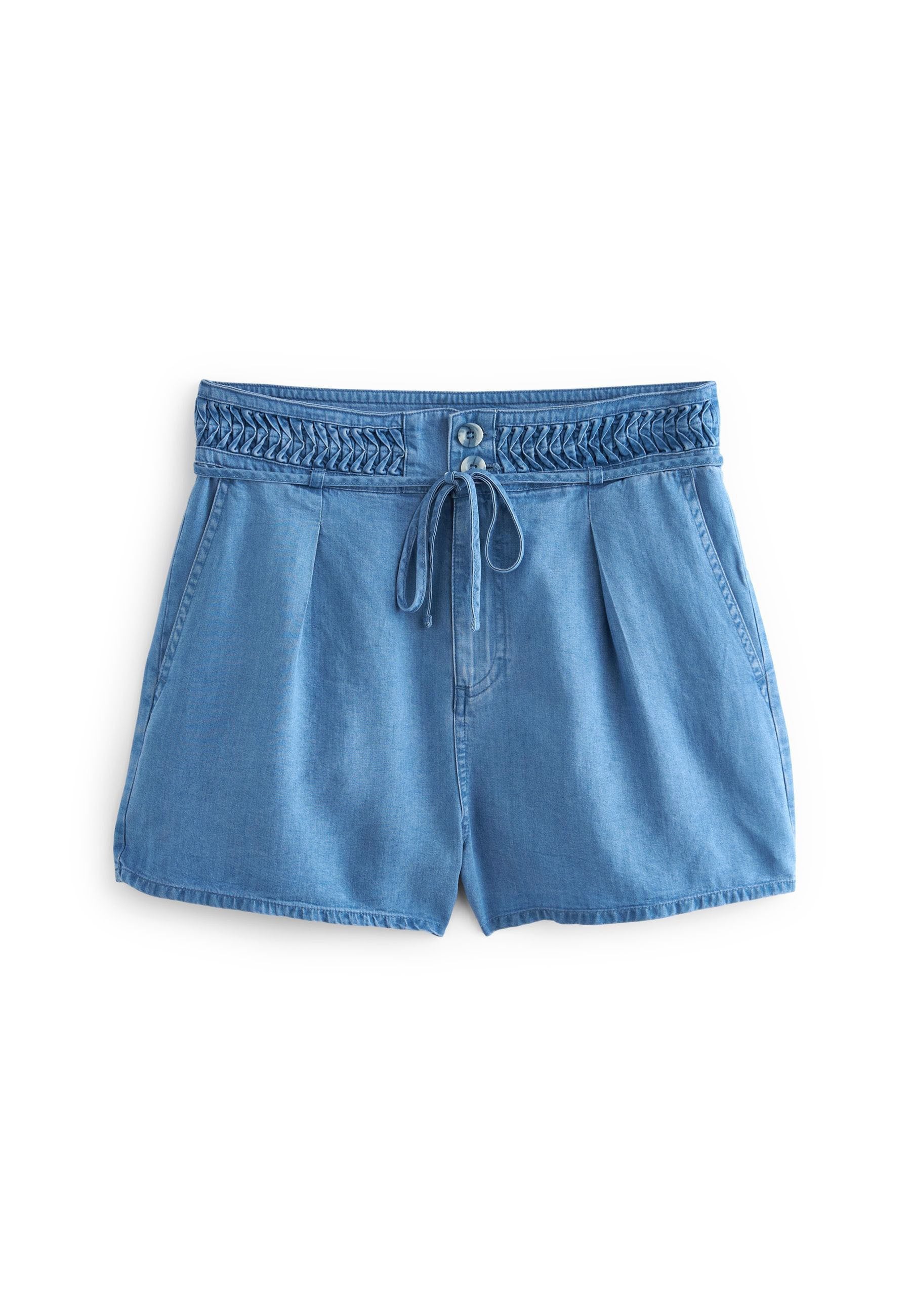 Denim-Shorts in einem hellblauen Farbton, mit gefälteltem Vorderteil, elastischem Bund mit geflochtenem Detail, Kordelzug und Seitentaschen.