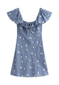 Blau-weißes Karo-Kleid mit schulterfreien Rüschensäulen, das mit einem Blumenmuster versehen ist und eine taillierte Taille für eine ausgestellte Silhouette aufweist.