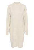 Beige Strickkleid mit hohem Kragen, langen Puffärmeln und lockerer Passform. Hergestellt aus einem weichen, leicht glänzenden Stoff mit glatter Textur.