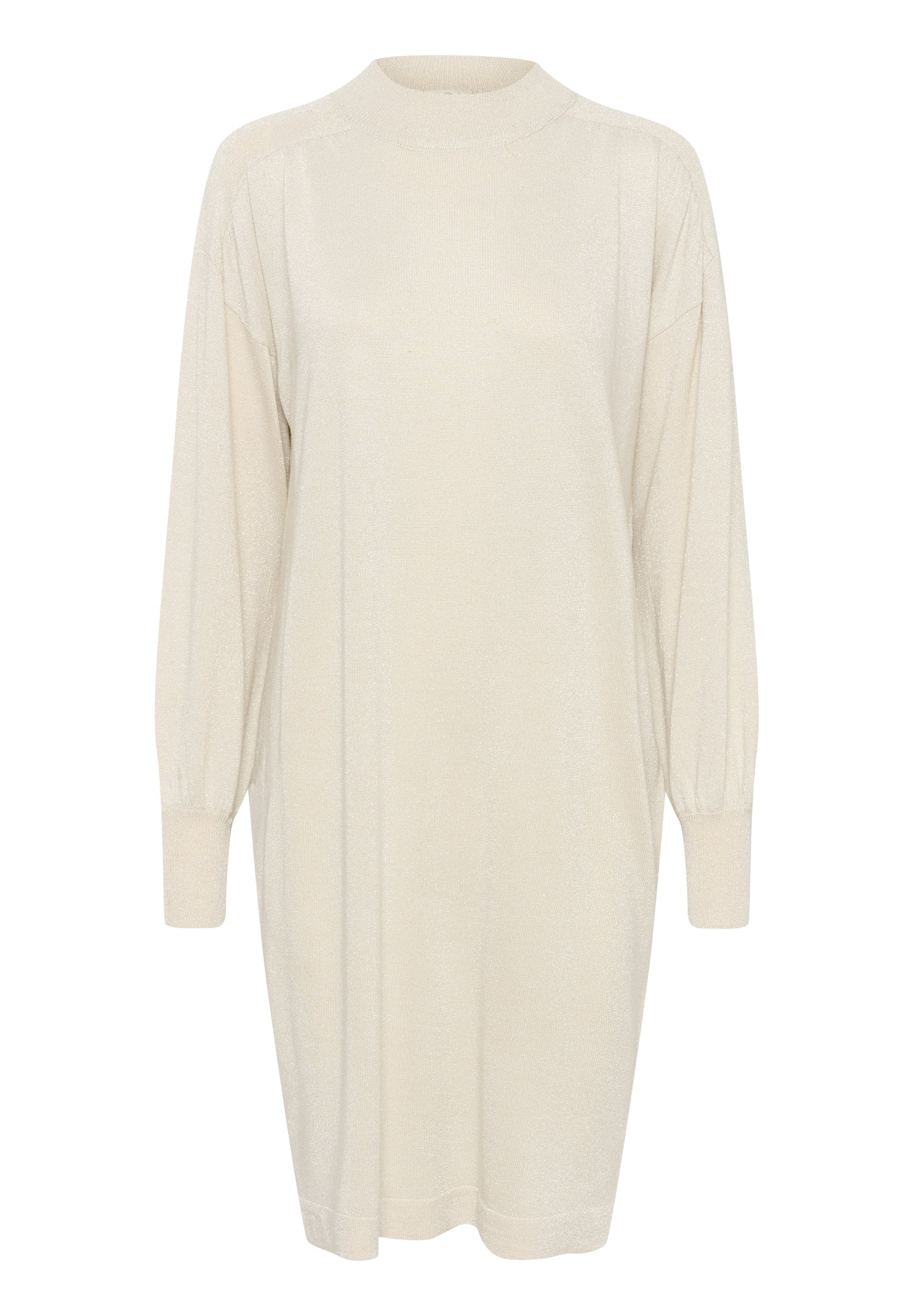 Beige Strickkleid mit hohem Kragen, langen Puffärmeln und lockerer Passform. Hergestellt aus einem weichen, leicht glänzenden Stoff mit glatter Textur.