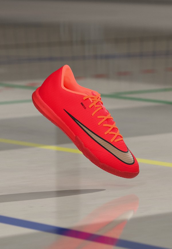 Nike Performance VAPOR 17 ACADEMY IC UNISEX - Indoor football boots - bright crimson/blur