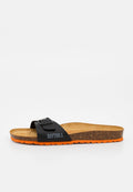 Ein einzelner schwarzer Slide-Sandal mit Korksohle und orangefarbener Profilsohle, verstellbarem Schnallenriemen und "BAYTON" Logo an der Seite.