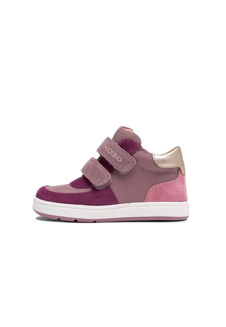 Velcro-Schuh in den Farbtönen Rosa und Lila. Er verfügt über ein Obermaterial aus Leder und Wildleder, kontrastierende Texturen, eine abgerundete Spitze und eine weiße Sohle.