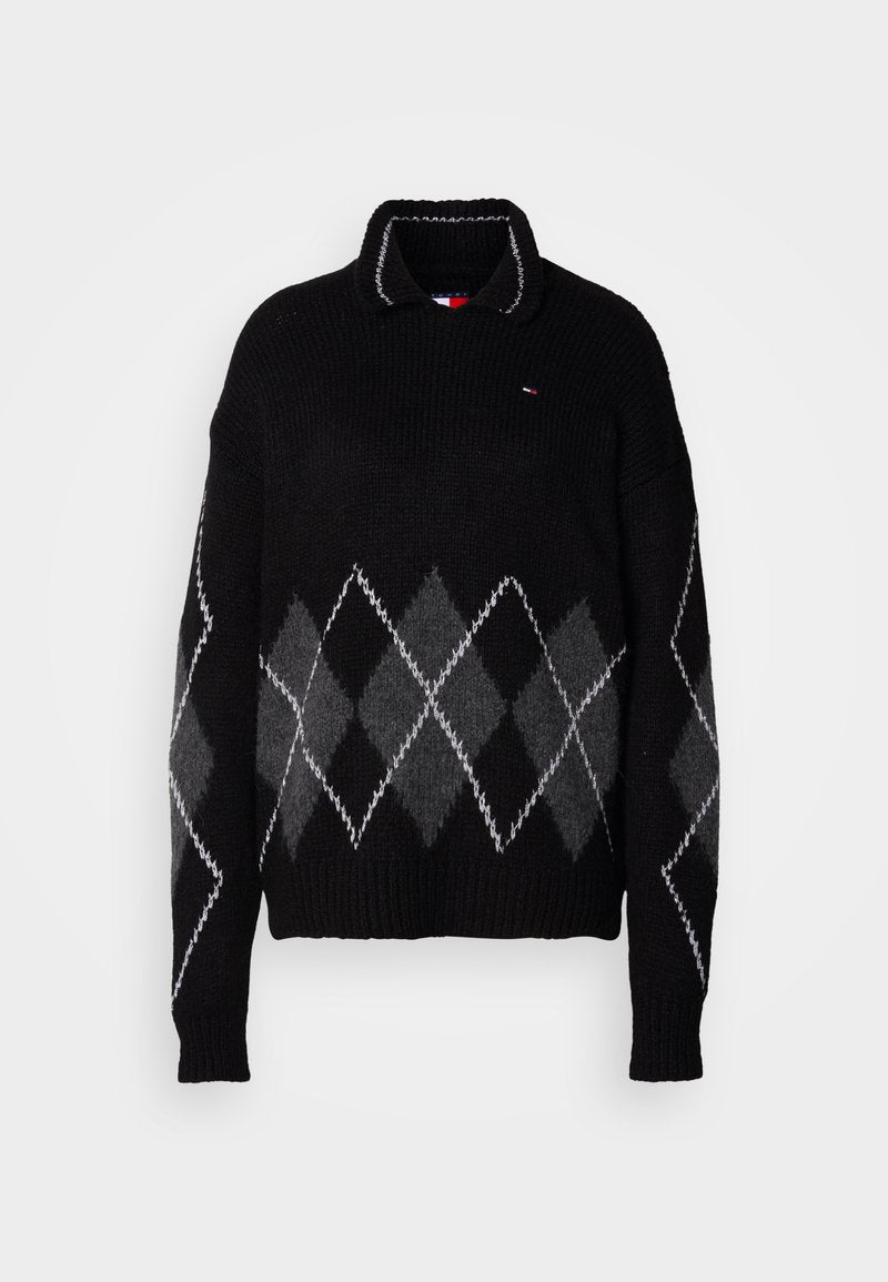 Schwarzer Strickpullover mit einem Kragen und Rautenmuster in Grautönen und Weiß. Gerippte Bündchen und Taillenbund. Logodetail auf der Brust.