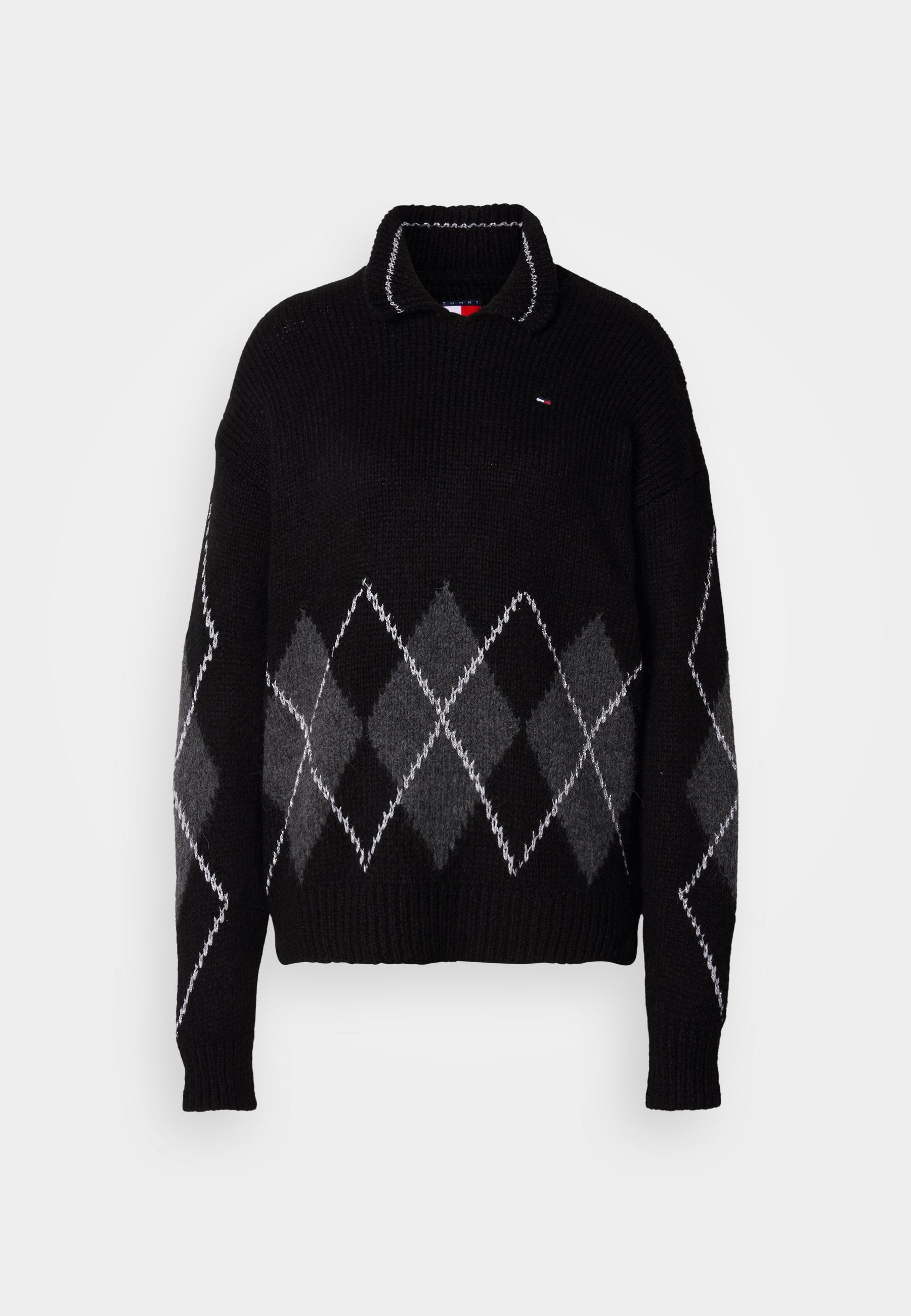 Schwarzer Strickpullover mit einem Kragen und Rautenmuster in Grautönen und Weiß. Gerippte Bündchen und Taillenbund. Logodetail auf der Brust.