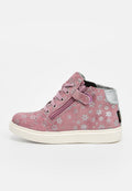 Rosa Wildlederschuh mit silbernem Schneeflockenmuster, seitlichem Reißverschluss und grauen Akzenten. Weiße Gummisohle. Texturiertes Material, lässiges Design.