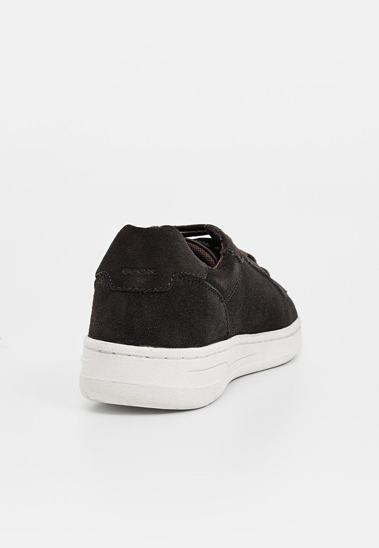 Schwarze Wildleder-Sneaker mit einer weißen Gummisohle, runder Zehenpartie und verstärktem Absatz, mit glatter Textur und einfachem Schnürsystem.