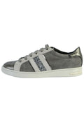 Graue Wildleder-Sneaker mit metallischen Silberakzenten, ausgestattet mit zwei horizontalen glitzernden Streifen und einer Gummisohle. Mit grauen Schnürsenkeln geschnürt.