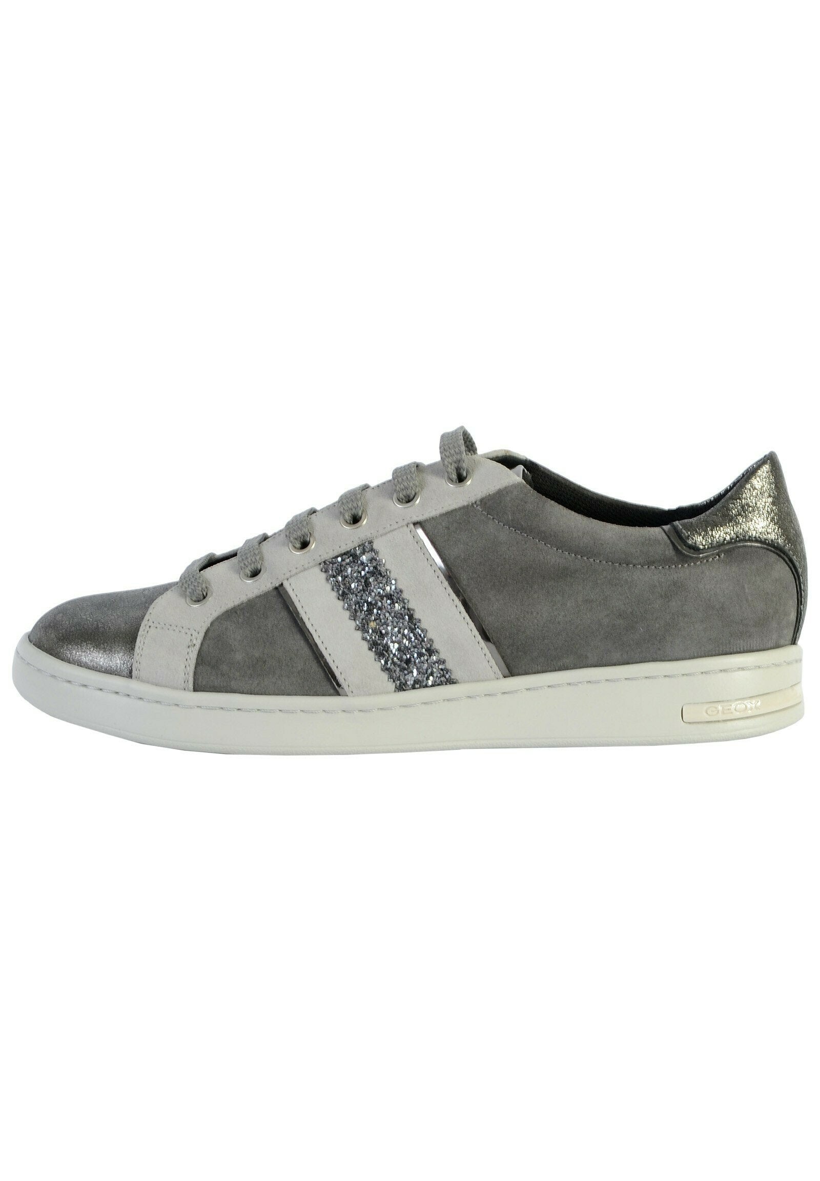 Graue Wildleder-Sneaker mit metallischen Silberakzenten, ausgestattet mit zwei horizontalen glitzernden Streifen und einer Gummisohle. Mit grauen Schnürsenkeln geschnürt.