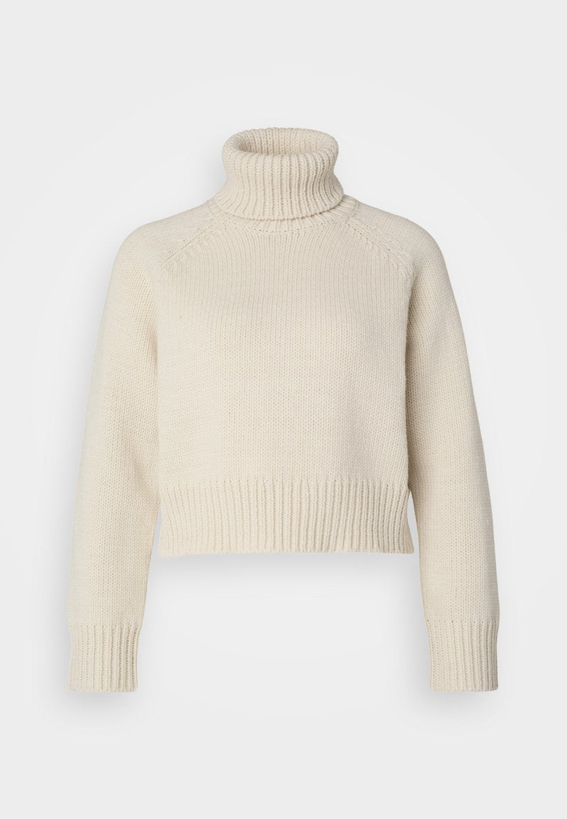 Cremfarbener gestrickter Pullover mit hohem, geripptem Rollkragen, verkürzter Länge sowie gerippten Bündchen und Saum. Glatte Textur mit einem einfarbigen Muster.