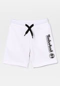 Weiße Shorts mit Kordelzug, schwarzen Schnürsenkeln und vertikalem Timberland-Logo sowie Baum-Emblem am rechten Bein.