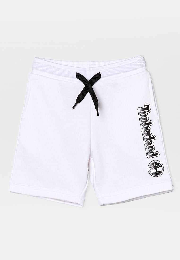 Weiße Shorts mit Kordelzug, schwarzen Schnürsenkeln und vertikalem Timberland-Logo sowie Baum-Emblem am rechten Bein.