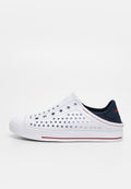 Weißer Slip-On-Sneaker mit perforierten Seiten, navyblau gepolstertem Fersenbereich und rotem Streifen an der Sohle, auf weißem Hintergrund dargestellt.