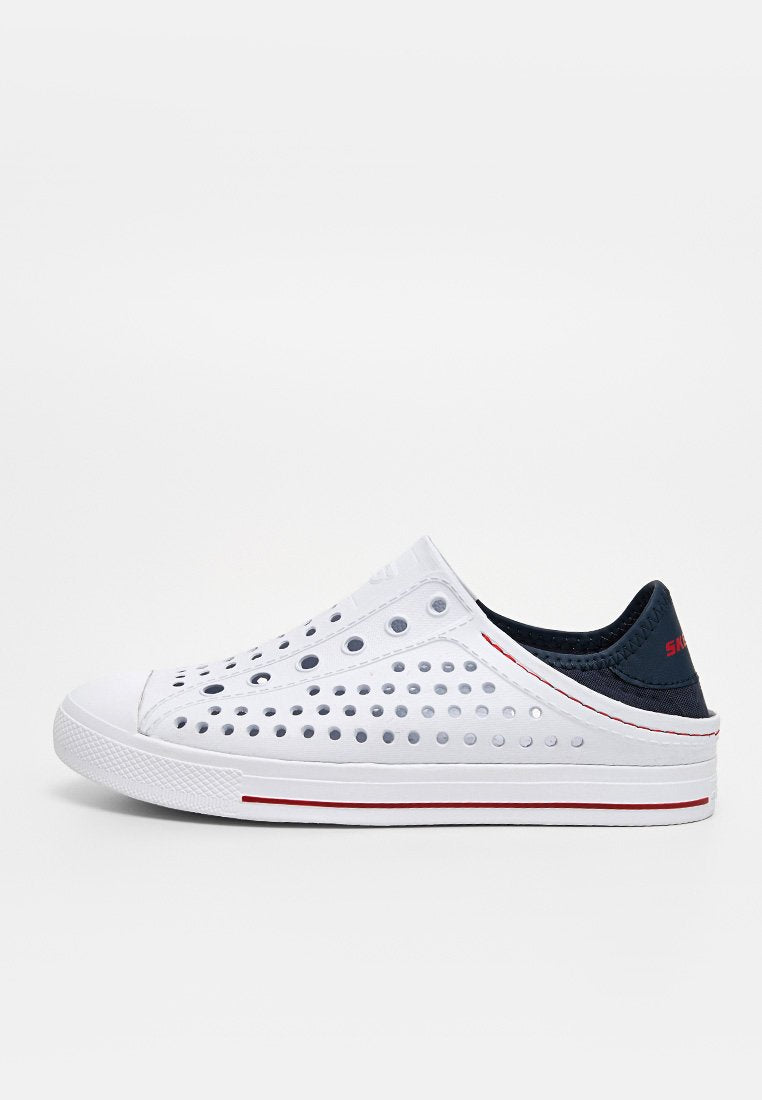 Weißer Slip-On-Sneaker mit perforierten Seiten, navyblau gepolstertem Fersenbereich und rotem Streifen an der Sohle, auf weißem Hintergrund dargestellt.