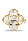 Goldfarbener Schmuck mit einem ovalen, schimmernden Perlmuttmittelstück, das ein "A"-Design zeigt, umgeben von einem Perlenrahmen und klaren Akzenten.