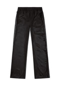 Schwarze Sporthosen mit einem breiten, elastischen Bund, Seitentaschen und einer glatten, glänzenden Textur. Verfügt über kontrastierende seitliche Streifen.