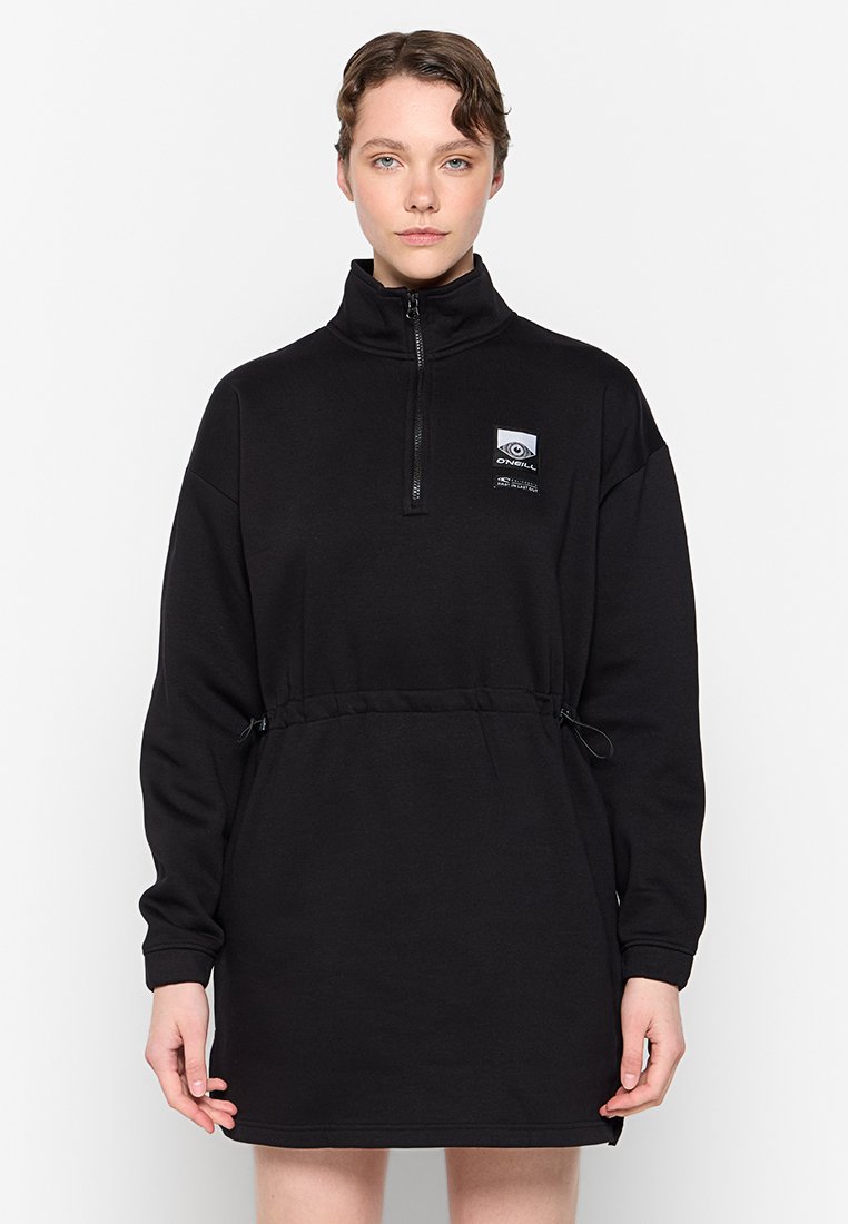 Schwarzes Reißverschluss-Kleid aus einem weichen Material, mit langen Ärmeln, einem verstellbaren Taillenbund und einem Logo-Patch auf der Brust.