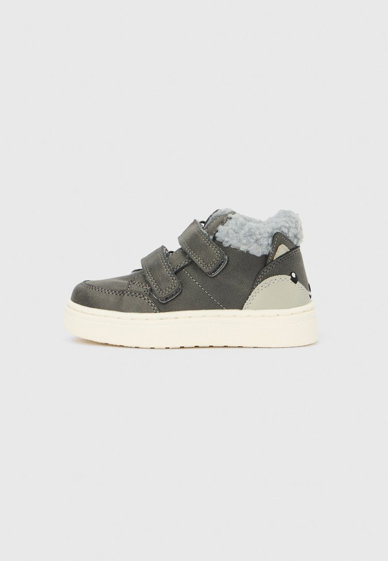 Graue High-Top-Schuhe mit Klettverschlüssen, ausgestattet mit einem flauschigen grauen Kragen und einer hellen Sohle. Die Seitenpartie enthält ein kontrastierendes Designelement.