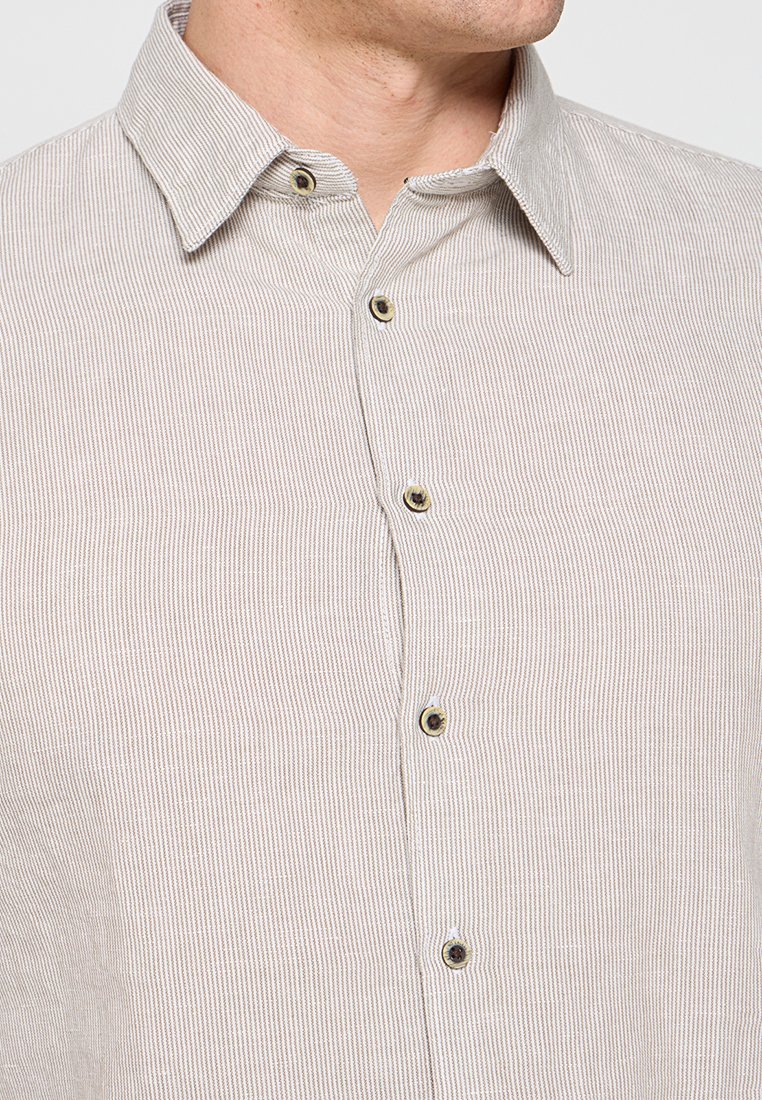 REGULAR FIT Media 2
