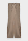 Hellbraune, lockere Hose mit einem elastischen Bund und Kordelzug; verfügt über seitliche Schlitze am Saum für zusätzliche Details.