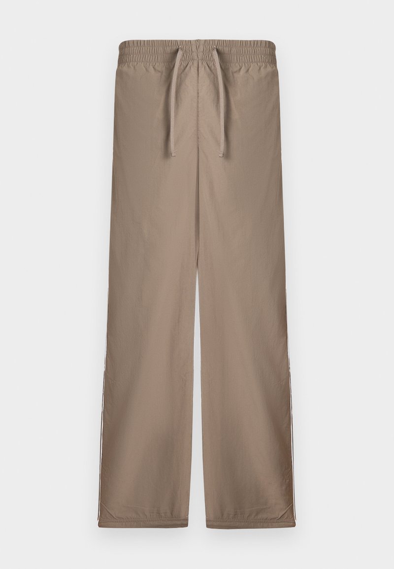Hellbraune, lockere Hose mit einem elastischen Bund und Kordelzug; verfügt über seitliche Schlitze am Saum für zusätzliche Details.