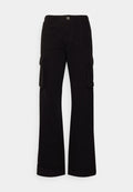 Schwarze Cargo-Hosen mit geradem Bein, ausgestattet mit zwei Seitentaschen, einem Knopfverschluss und einer Stofftextur. Schlichtes, funktionales Design.