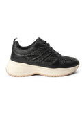 Schwarzer Sneaker mit einem gewebten Mesh-Obermaterial und glatten Lederakzenten. Dicke weiße Sohle mit strukturierten Griffen. Schnürsenkel in das Design integriert.