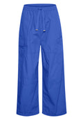 Blaue, weit geschnittene Cargo-Hosen aus leichtem Material, mit einer Kordelzug-Taillierung und zwei seitlichen Cargo-Taschen zur Aufbewahrung.