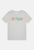 Graues Baumwoll-T-Shirt mit kurzen Ärmeln, das ein lebhaftes grafisches Design in Koralle und Blau zeigt, das das Wort "FORCE9" und das Nike-Logo enthält.